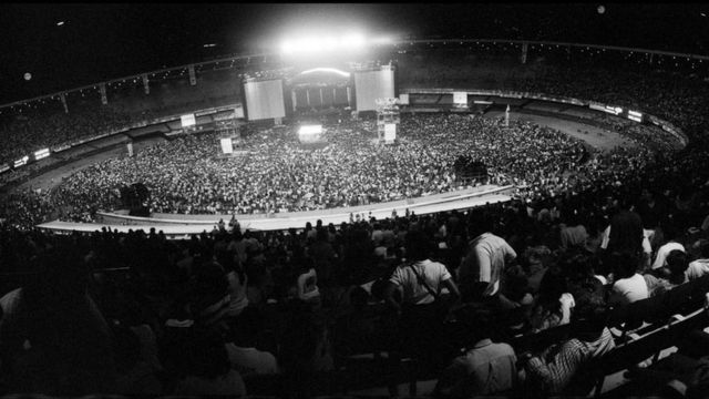 Arquibancada do Maracanã cheia, com palco para show de Paul McCartney ao centro, no gramado