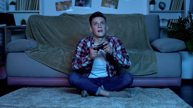 Un joven jugando a un videojuego