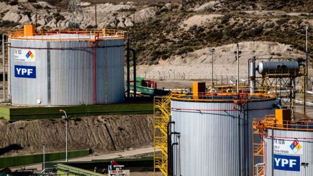 Tanques da estatal argentina de energia YPF em Comodoro Rivadavia, na província patagônica de Chubut