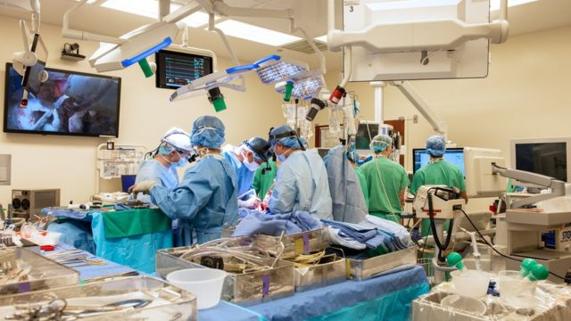A cirurgia realizada em fevereiro, em Chicago, foi um dos primeiros transplantes duplos de pulmão em que tanto o receptor quanto o doador haviam tido covid-19