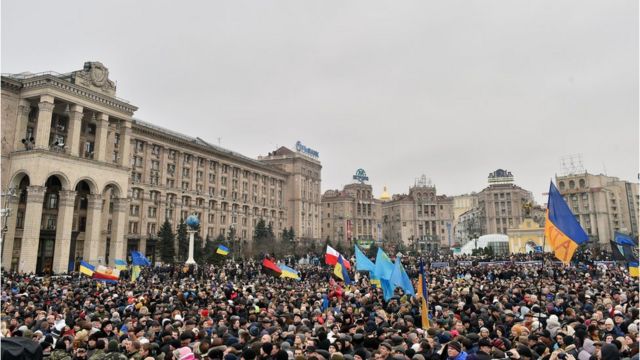 Multidão na Praça da Independência, em Kiev