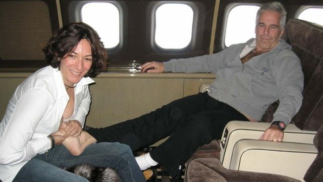 Ghislaine Maxwell frota un pie de Jeffrey Epstein a bordo de su avión privado.