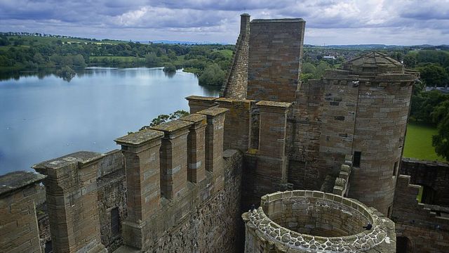 Развалины дворца Линлитгоу и близлежащее озеро.