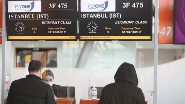 Ermənistanın FlyOne şirkətinin uçuş növbəsində gözləyən iki nəfər