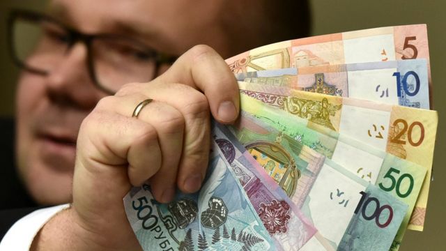 An official of Belarus' National Bank shows the new Belarus' ruble banknotes during a presentation in Minsk on November 10, 2015.