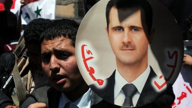 Esad posterleri taşıyan Suriyeliler