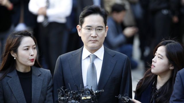 이재용 이재용 삼성전자 부회장이 서울 서초구 서울고등법원에서 열린 파기환송심 첫 공판을 마친 뒤 법원을 나서고 있다