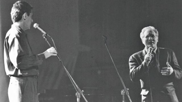 Chico e Enzo no palco, em foto preto e branca