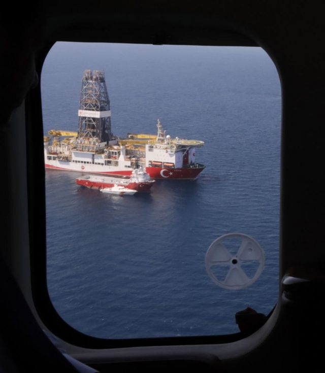 سفينة الفتح للحفر في البحر بعد أن أعلن الرئيس التركي رجب طيب أردوغان عن اكتشاف احتياطيات الغاز الطبيعي الرئيسية في البحر الأسود بتركيا في 21 أغسطس/آب 2020
