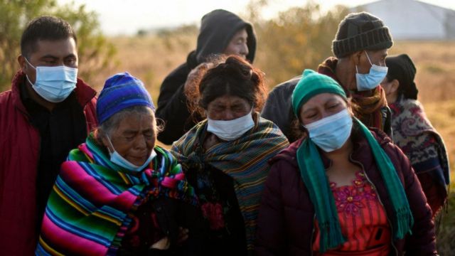 Mujeres en un funeral de las víctimas