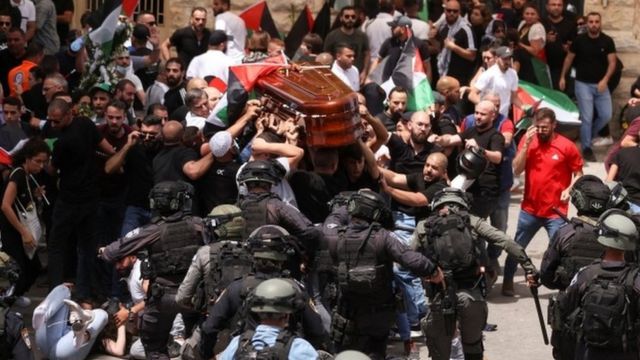اعتدت الشرطة الإسرائيلية بالضرب والركل على حاملي نعش الصحفية الراحلة شيرين أبو عاقلة