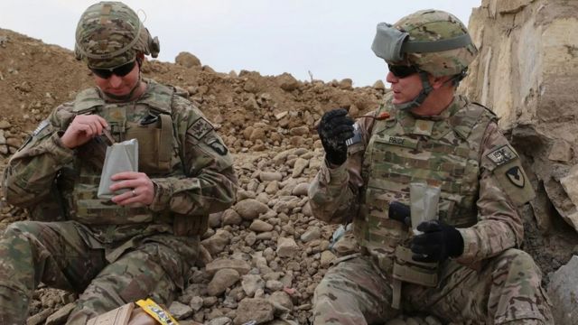 Deux soldats américains mangent leurs MRE.