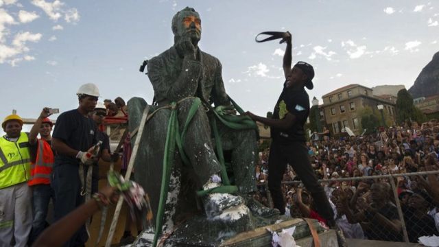El retiro de una estatua en Ciudad del Cabo en 2015