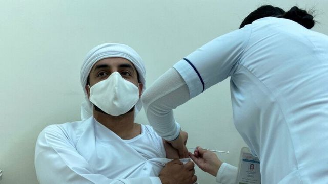 تلقي التطعيم في الإمارات