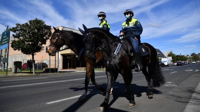 Hai cảnh sát trên lưng ngựa ở phía tây Sydney