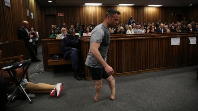 Oscar Pistorius yakuyemo amaguru y'amakorano yifashisha mu kugenda igihe yari mu rukiko, acumbagirira mu cyumba cy'ururkiko mbere yo gukatirwa mu kwa Gatandatu muri Afurika y'Epfo.