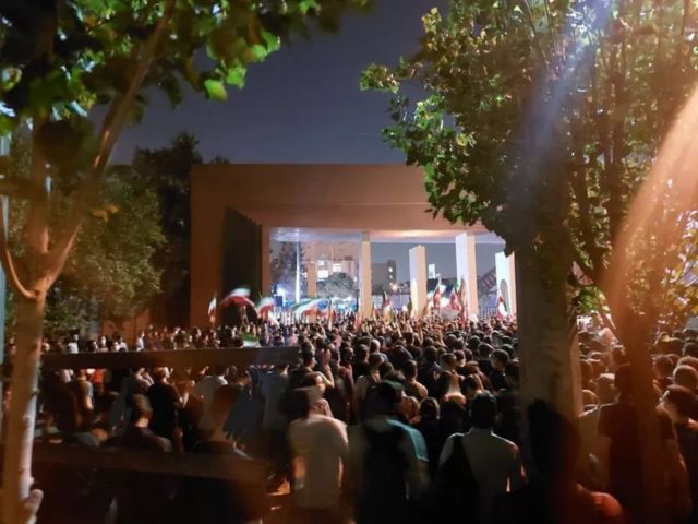 تجمع شنبه شب دانشجویان دانشگاه صنعتی شریف در محکومیت مرگ مهسا امینی توسط گشت ارشاد