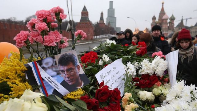 يجتمع المعزين لتقديم التحية في الموقع الذي قُتل فيه زعيم المعارضة الروسية ونائب رئيس الوزراء السابق بوريس نيمتسوف على جسر بولشوي موسكفوريتسكي ، 28 فبراير 2015