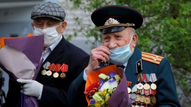 محاربون قدما في بيلاروسيا يضعون أقنعة على الوجه