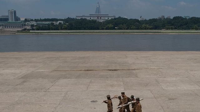 Una vista de Pyongyang con el hotel Ryugyong