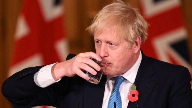 رئيس الوزراء البريطاني بوريس جونسون يشرب الماء
