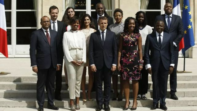 Emmanuel Macron entouré des membres du Conseil présidentiel pour l'Afrique, le 29 août, à l'Élysée