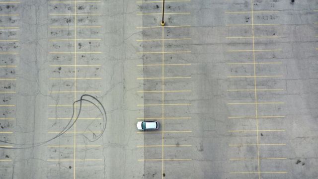 Пустая парковка у торгового центра Forest Plaza в штате Иллинойс, США 24 марта 2020 года