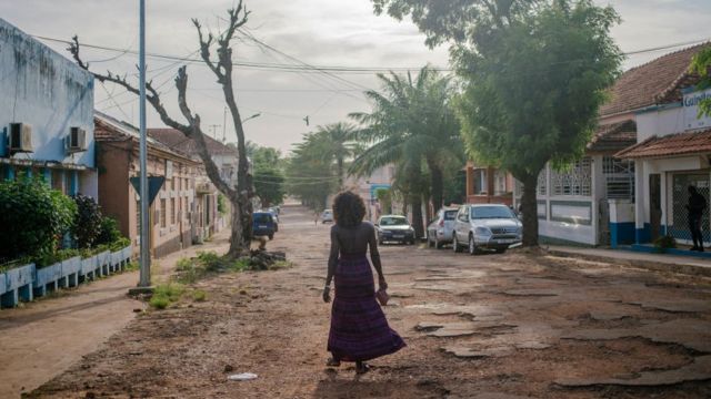 Une femme marche dans le centre ville de Bissau, Guinée-Bissau - novembre 2021