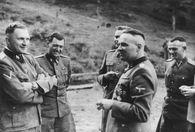 Oficiais da SS em recinto do lado de fora de Auschwitz Da esq: Richard Baer, Josef Mengele, Josef Kramer, Rudolf Hoess e Anton Thumann