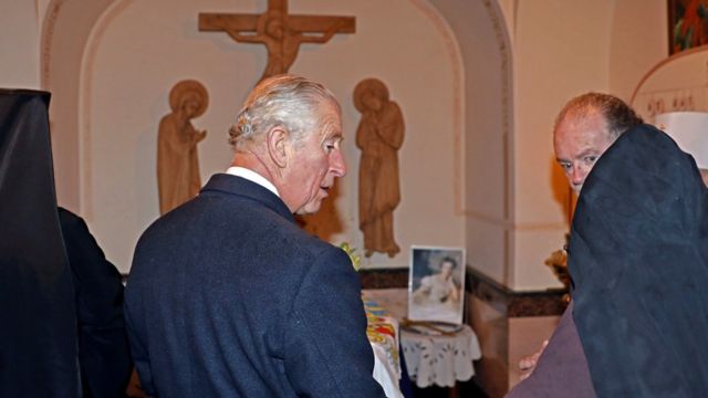 El príncipe Carlos de Inglaterra frente a la tumba de su abuela paterna