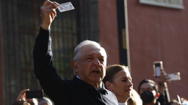 AMLO votando