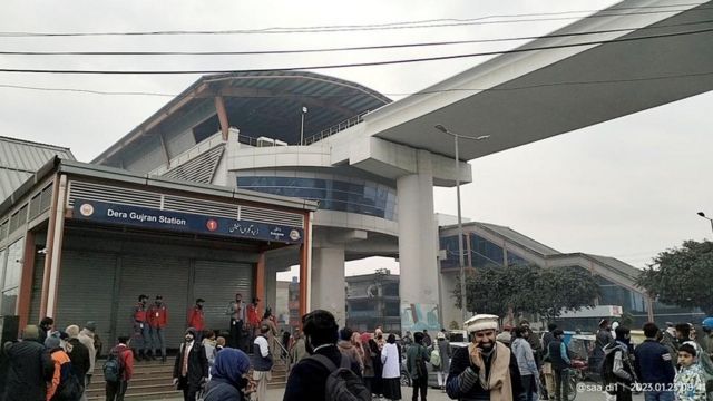 محطة مترو لاهور أغلقت أبوابها بعد انقطاع الكهرباء.