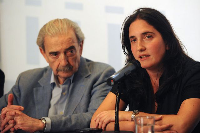 El poeta argentino Juan Gelman y su nieta, Macarena, en 2012.