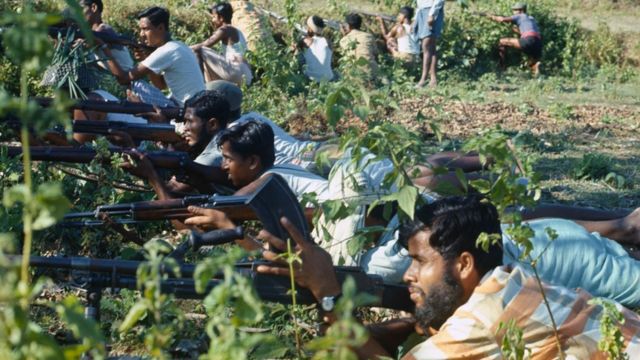 Homens seguram armas em foto tirada em Bangladesh em 1971