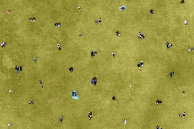 pessoas distantes em um parque