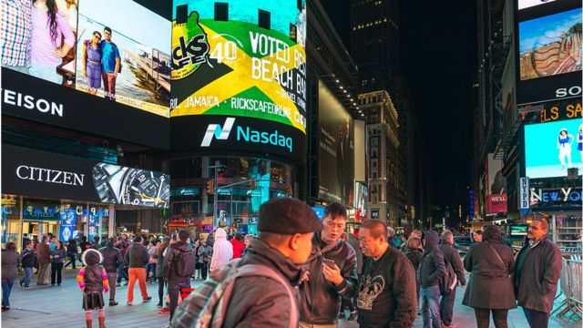 Imagen nocturna de gente caminando por la ciudad de Nueva York. Zona de Times Square