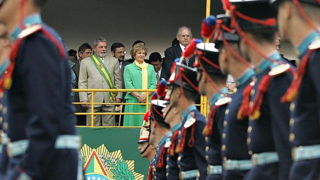 Com desfile militar, Bolsonaro só mostrou a potência do meme