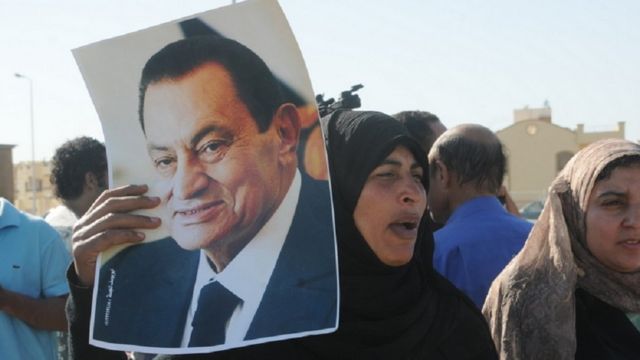 سيدة مصري ترفع صورة مبارك.