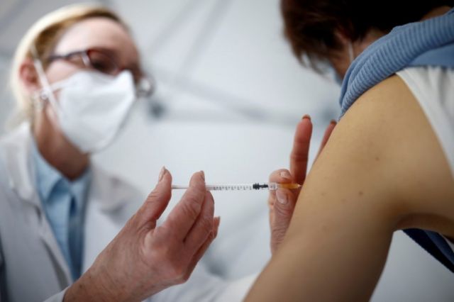 Una mujer recibe la vacuna en Francia.