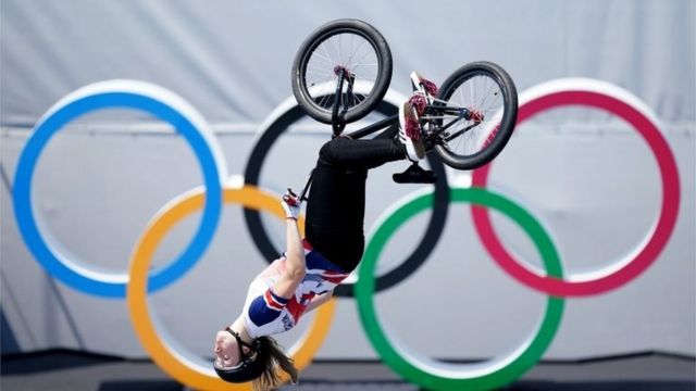 Olímpicos de Tokio: la espectacular pirueta “a ciegas” que a una ciclista a ganar el oro en BMX libre - BBC News