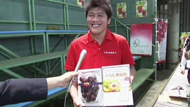 Takamaru Konishi segura cacho de uvas super doces