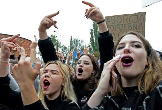 Mujeres protestan en Varsovia contra la iniciativa para prohibir del todo el aborto en Polonia.