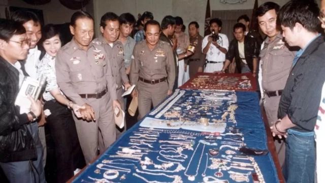 پلیس تایلند بخشی از جواهراتی که بازپس گرفته بود را به نمایش گذاشت. در سمت راست تصویر کریانکگرای با دستنبد ایستاده است