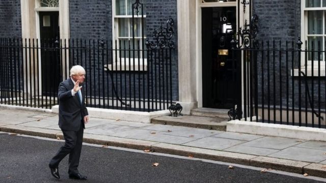 约翰逊在唐宁街十号首相府外挥手告别。从选举大胜上台到黯然下台，只有三年时间。(photo:BBC)