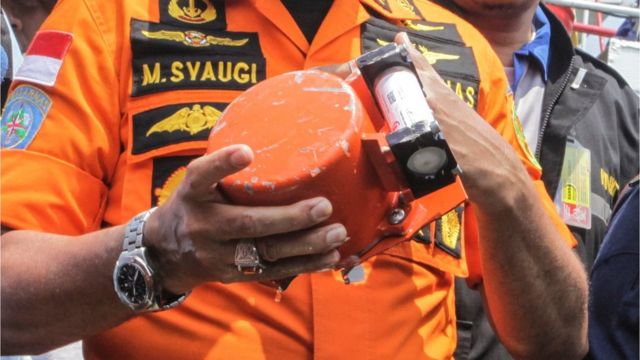 Kepala Basarnas Marsekal Madya TNI Muhammad Syaugi memeriksa kondisi bagian dari kotak hitam (black box) pesawat Lion Air JT610