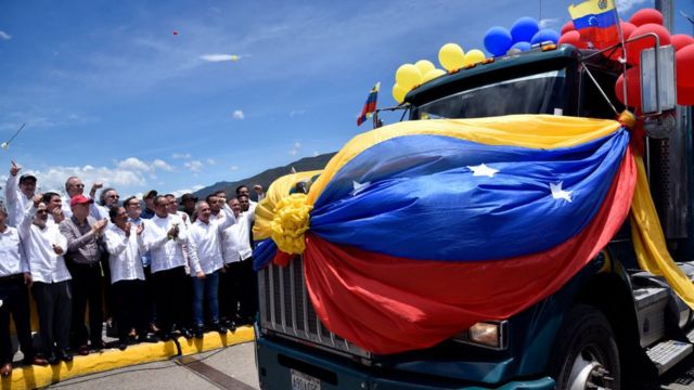 Camión con globos circula frente a Petro y un grupo de personas que aplauden en la frontera entre Colombia y Venezuela