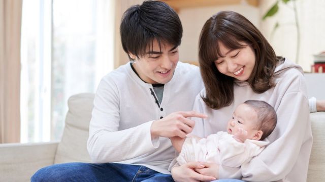Padres asiáticos con sus hijos.