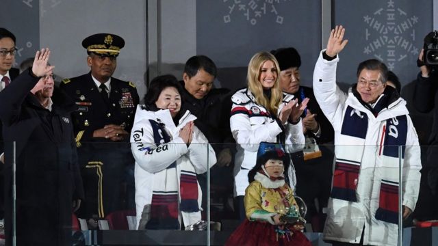 El presidente surcoreano, Moon Jae-in, saluda durante la ceremonia de clausura de las olimpiadas de invierno bajo la mirada de Ivanka Trump y del general norcoreano Kim Yong-chol.