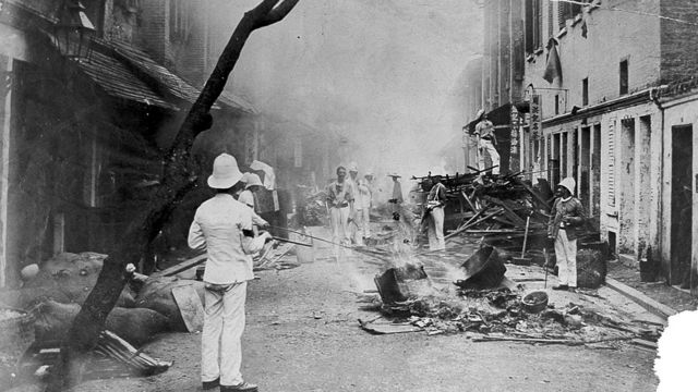 Brigada quema artículos del hogar en la calle de Hong Kong