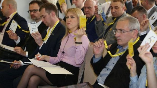 Михаил Ходорковский в окружении сподвижников